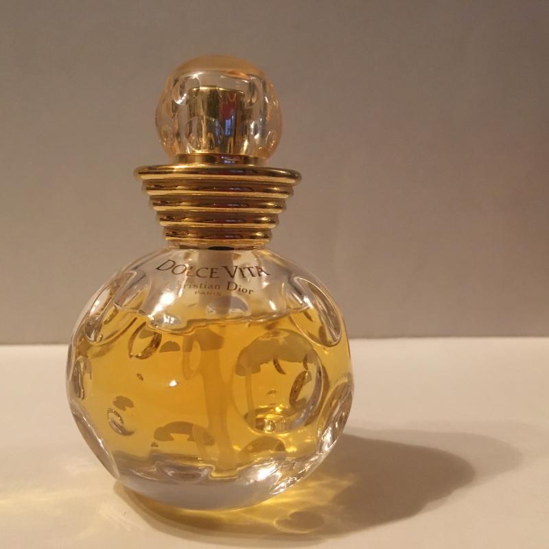 Золотое яблоко духи дольче. Dolce Vita Parfum 30ml. EAN de Dolce Vita 30 мл духи.