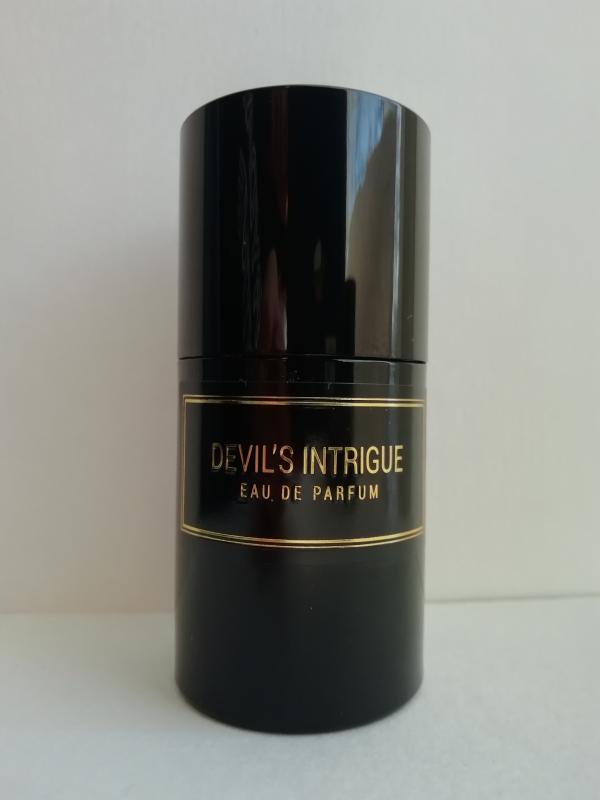 Devil s intrigue haute. Парфюм Devil's intrigue. HFC Парфюм Devils intrigue. HFC 15 ml. Духи HFC Devils intrigue набор.