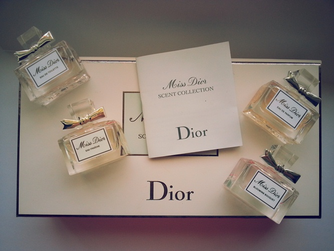 Диор яблоко купить. Миниатюры Miss Dior. Набор духов миниатюр Мисс диор. Духи Мисс диор золотое яблоко. Мисс диор в золотом яблоке.