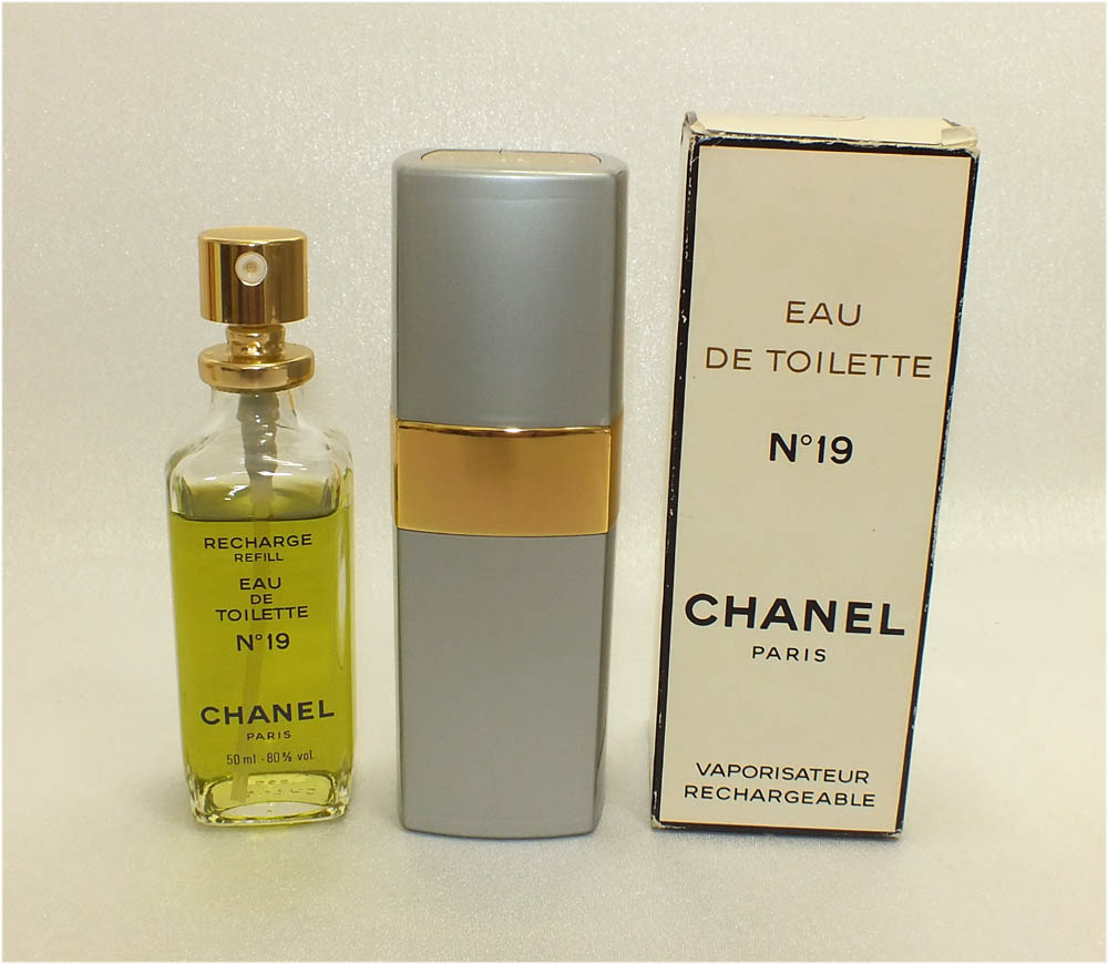Dense перевод. Chanel 19 Recharge Refill. Флакон Chanel 19. Chanel 19 Eau de Toilette 50 ml. Флаконы Chanel 19 EDT.
