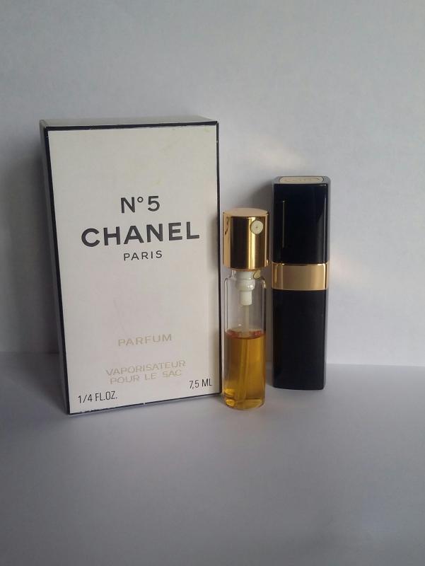 Шанель купить золотое яблоко. Chanel n5 Parfum. Духи Шанель 7 5 мл. Шанель номер 5 в черном флаконе. Chanel 5 Parfum 7.5ml.