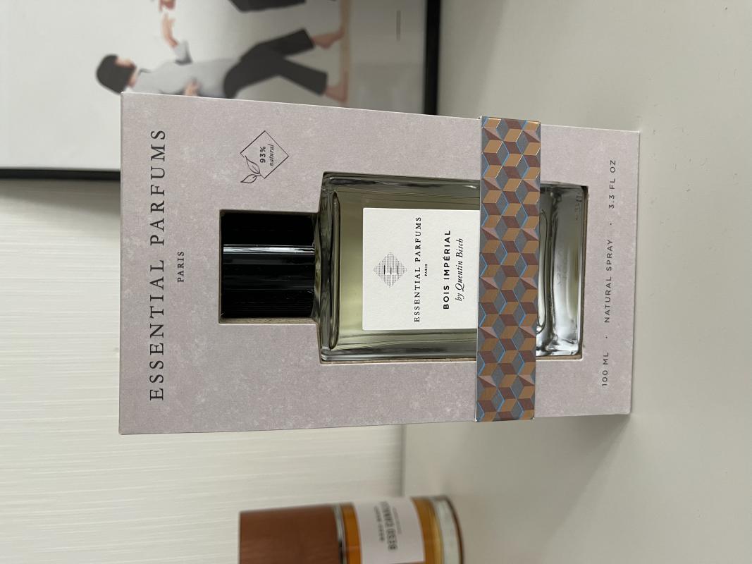 Bois imperial limited. Духи бойс Империал. Эссеншиал Парфюм бойс Империал. Essential Parfums Paris bois Imperial. Парфюм Essential Parfums bois Imperial by Quentin bisch.