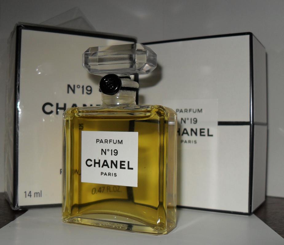 Духи шанель спб. Chanel 19, Chanel EDC 59 ml. Chanel 19 White. Шанель Ирис духи. Серая Шанель Парфюм.