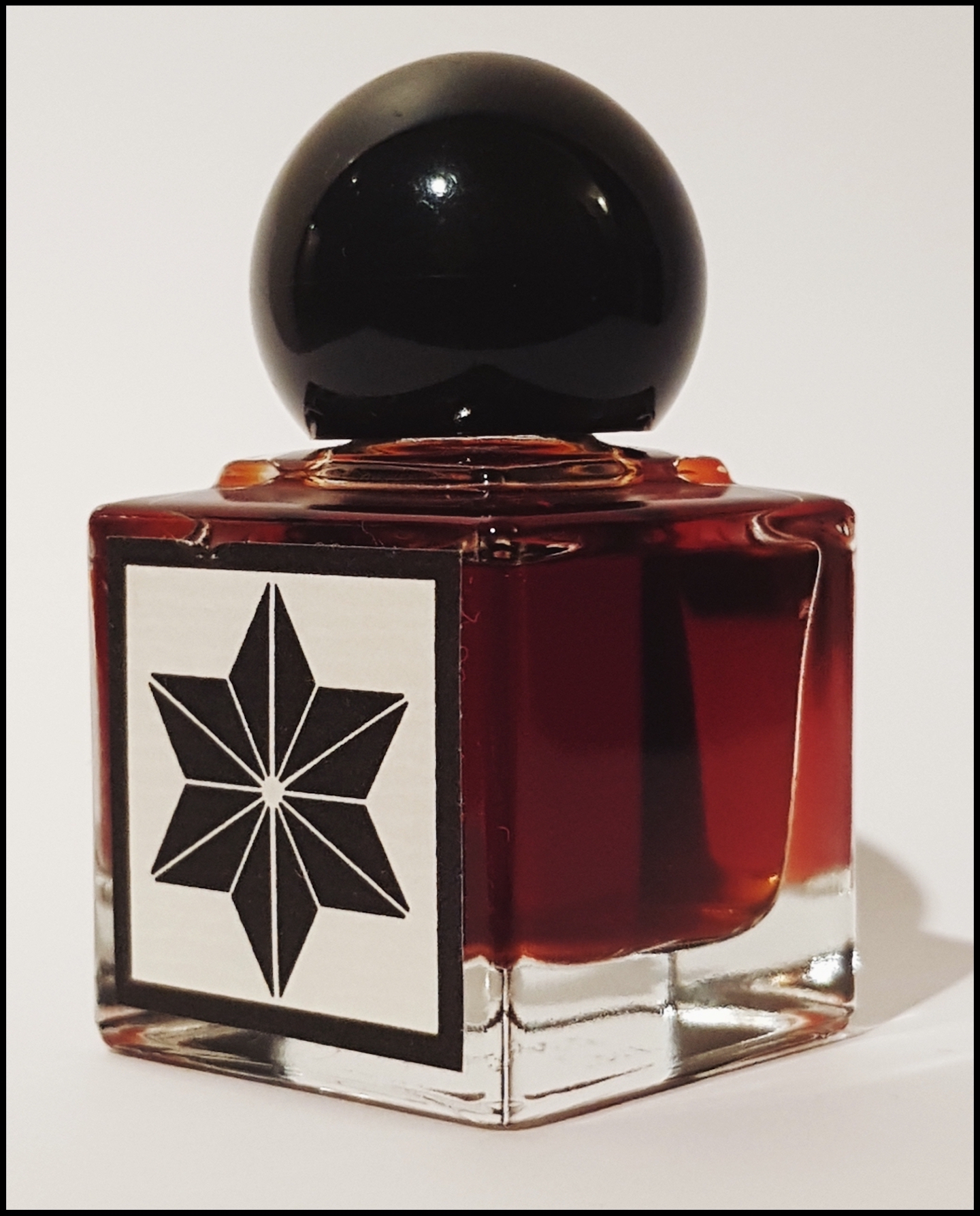 Adi ale van perfume. Духи Ноты. Adi ale van духи. Not a Parfum